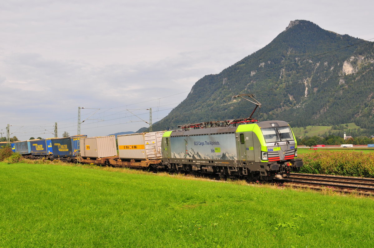 Die Re475 404 BLS Cargo am 22.09.17 im Inntal bei Niederaudorf in Richtung Brenner.