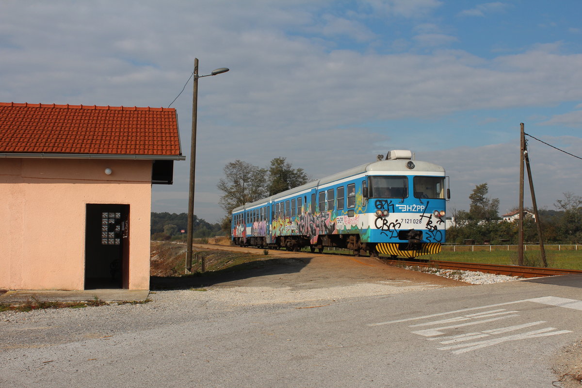 Die recht einsam gelegene Haltestelle Donji Lipovec wirkt wie im letzten Jahrhundert. 
Leider kam nicht eine erhoffte HŽ 2044 sondern der HŽ 7121 028 als R3006 von Zagreb Glavni Kolod. nach Varazdin am 6.10.2018