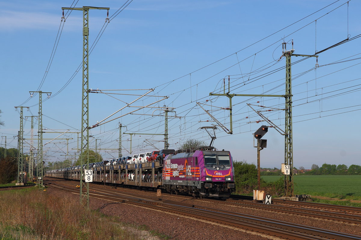 Die recht neue 186 383 der HSL als Werbelok mit BLG Autozug bei Braunschweig am 27.04.2019 auf dem Weg gen Osten. 