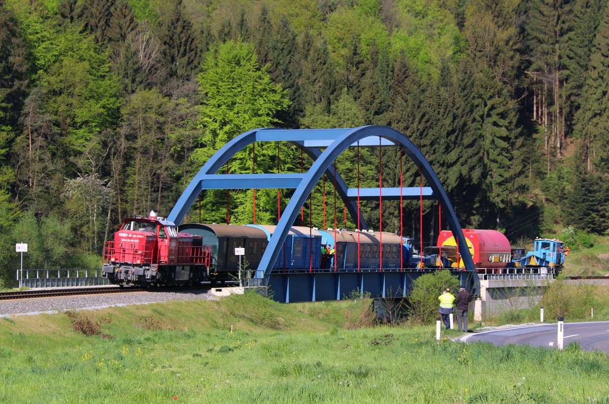 Die recht Neue Bogenbrücke überquert der Zug ohne weitere Probleme. Natürlich unter den Kritischen Augen des Begleitpersonals und vielen Schaulustigen entlang der Strecke. 25.04.2015