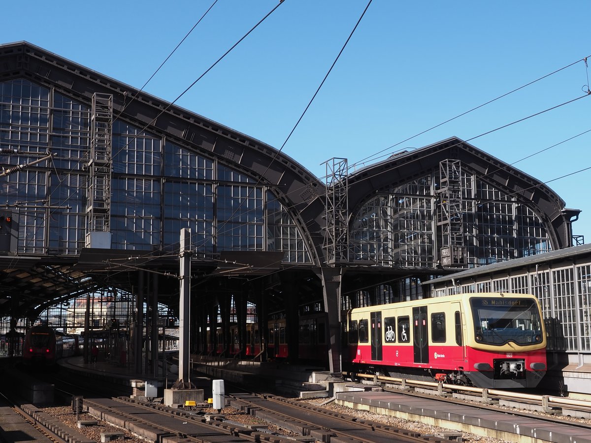 Die redesignten Züge der BR 481/482 kommen so langsam auch auf der Stadtbahn zum Einsatz - hier auf der S5 nach Mahlsdorf kurz nach der Ausfahrt aus B-Friedrichstraße
in Form eines Halbzuges - der andere Halbzug war noch im alten Design.

Da so früh im März die Sonne noch tief steht (trotz 11.55 Uhr Ortszeit), bekam die S-Bahn eine volle Breitseite und der Bahnhof selbst lag im Schatten eines Bürohauses.Dort hielt noch ein RE 7 - Doppel auf der Fahrt nach Dessau.

Berlin, der 08.03.2021