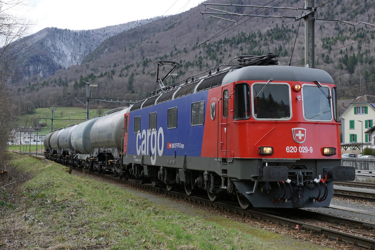Die refit Re 620 029-9  Interlaken  war am 3. März 2020 für eine der Leistungen nach Reuchenette-Péry eingeteilt wo diese Impressionen verewigt werden konnten. Am späten Nachmittag fuhr sie weiter via Güterbahnhof Bern Weyermannshaus zum RBL, den sie erst während dem späten Abend erreichte.
Foto: Walter Ruetsch