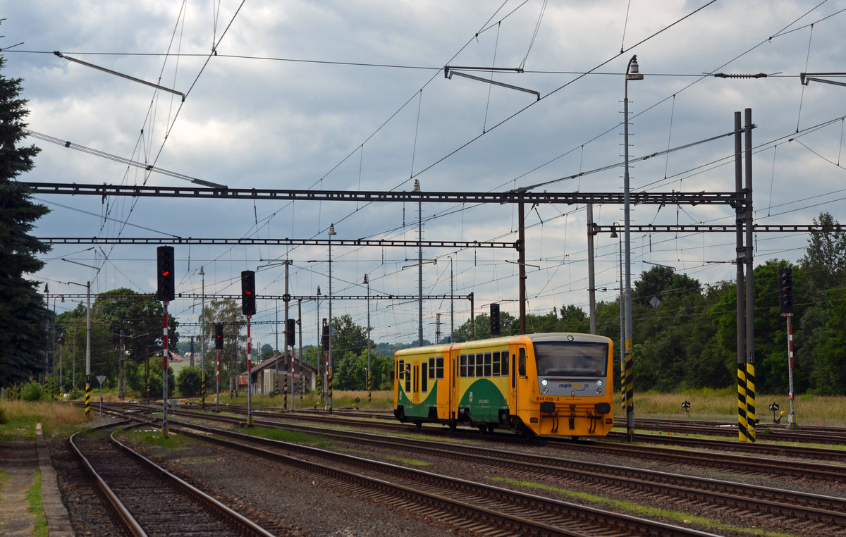 Die Regio Nova 814 035 war am 19.06.18 von Cheb aus nach Luby u Chebu unterwegs. Hier erreicht der als Os verkehrende Triebwagen den Bahnhof Trsnice.