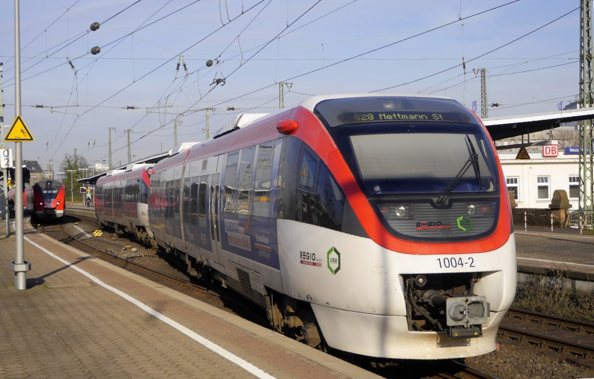 Die Regiobahn-Talente VT 1011 (vorn) und 1004 (643 237 und 230) fahren auf dem Weg von Kaarst nach Mettmann in Gleis 6 des Neusser Hbf ein. In Gleis 7 muss eine 1440-Doppeltraktion (S 8 nach Mönchengladbach) die Kreuzung abwarten.