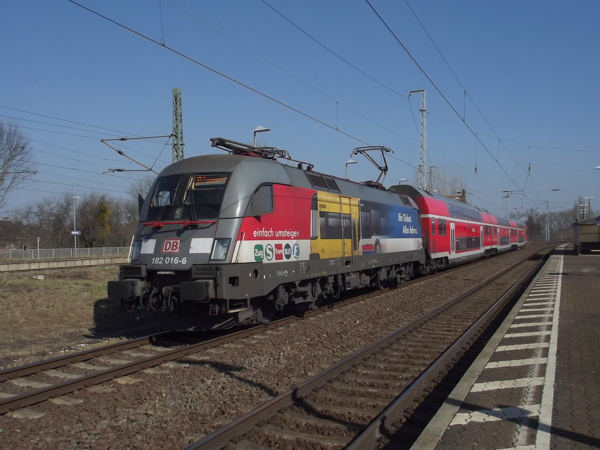 Die Regionalbahn 17110 aus Leipzig-Connewitz nach Magdeburg gezogen von 182 016 - 6 am 17.Märtz 2016 in Biederitz