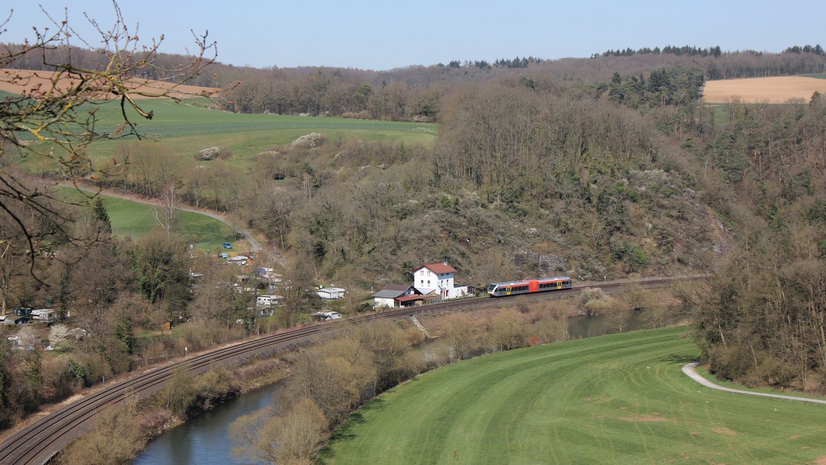 Die Regionalbahn 24890 der HLB (Linie RB45) fährt abweichend der anderen Züge auf der Lahntalbahn nur von Gießen nach Limburg(Lahn). Der Zug fährt auch abweichend zum Stundentakt eine halbe Stunde später als die anderen RB45-Leistungen. Zum Einsatz kommt bei dieser Leistung im Fahrplanjahr 2020 ein Stadler GTW (Baureihe 646).
Hier fährt besagte Regionalbahn am 25.03.2020 durchs Lahntal zwischen Arfurt und Villmar.