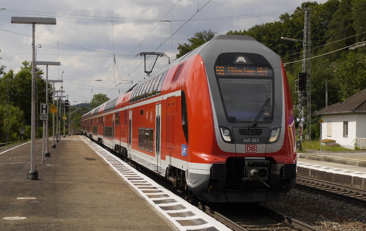 Die Regionalbahn Nürnberg - München verkehrt als sechsteiliger Twindexx. Im Bild vom 19.7.20: Einfahrt einer RB nach München in Eichstätt Bf mit 445 083 an der Spitze.