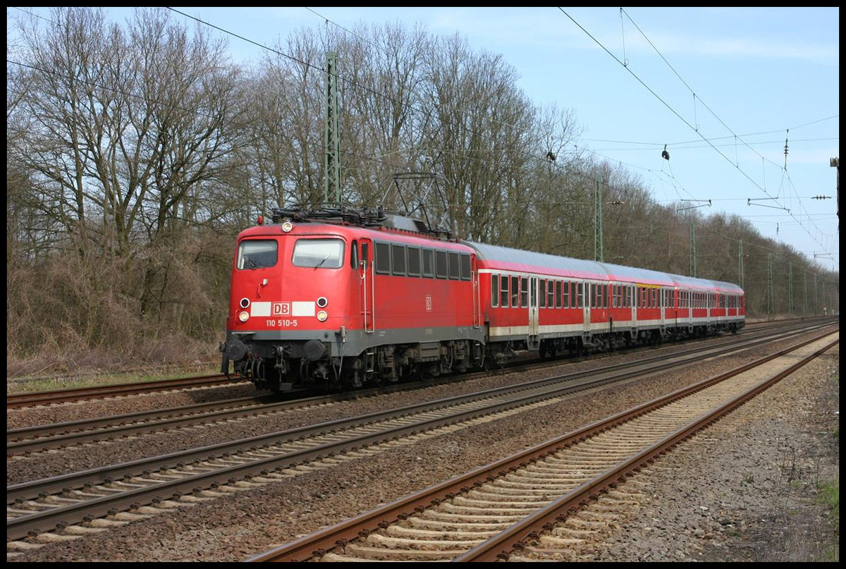 Die Regionalbahn von Osnabrück nach Münster fährt hier am 15.4.2006 um 12.28 Uhr mit Lok 110510 in Natrup Hagen ein.