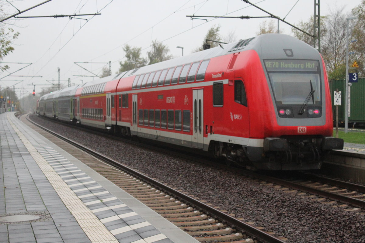 Die Regionalbahn Schleswig-Holstein (RBSH) mit RE 21023 am 24.10.17 im Bahnhof Wrist