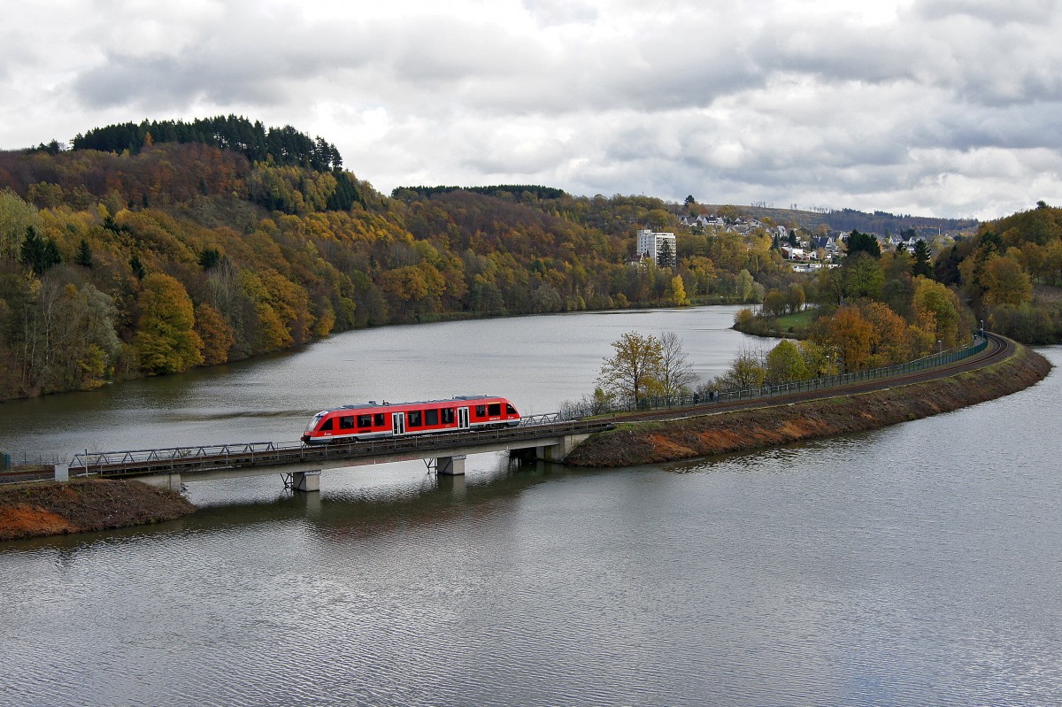Die Regionalbahn überquert am 09.11.2014 den Biggesee bei Olpe.