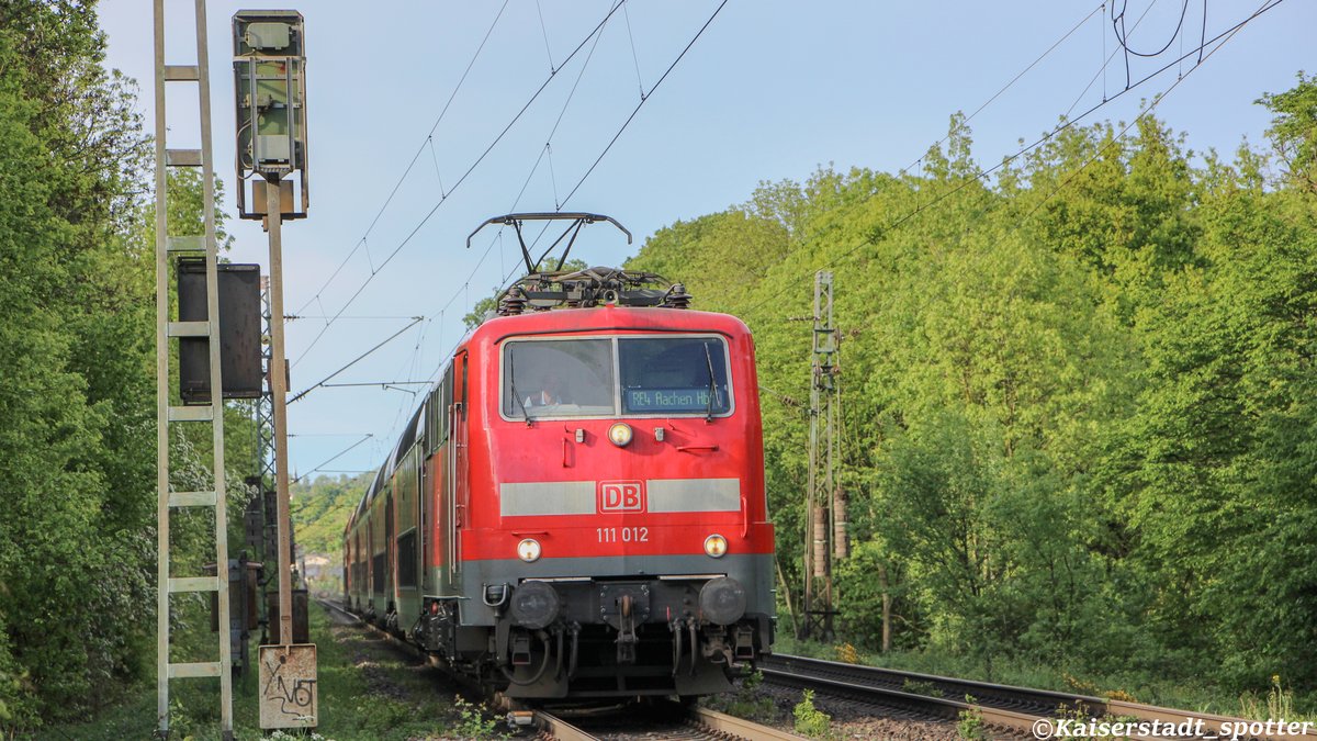 Die Regionalexpress Linie 4 gezogen von einer Lok der Baureihe 111 fährt die Kohlscheider Rampe hoch.