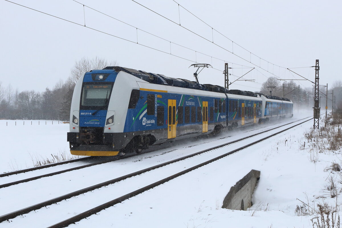 Die RegioPanter 650.2 sind nun seit gut einem Jahr hier im Einsatz für die SP und OS Züge von Plzen nach Karlovy Vary. Dieser hier wurde am 29.01.2026 bei Chotikov aufgenommen. 