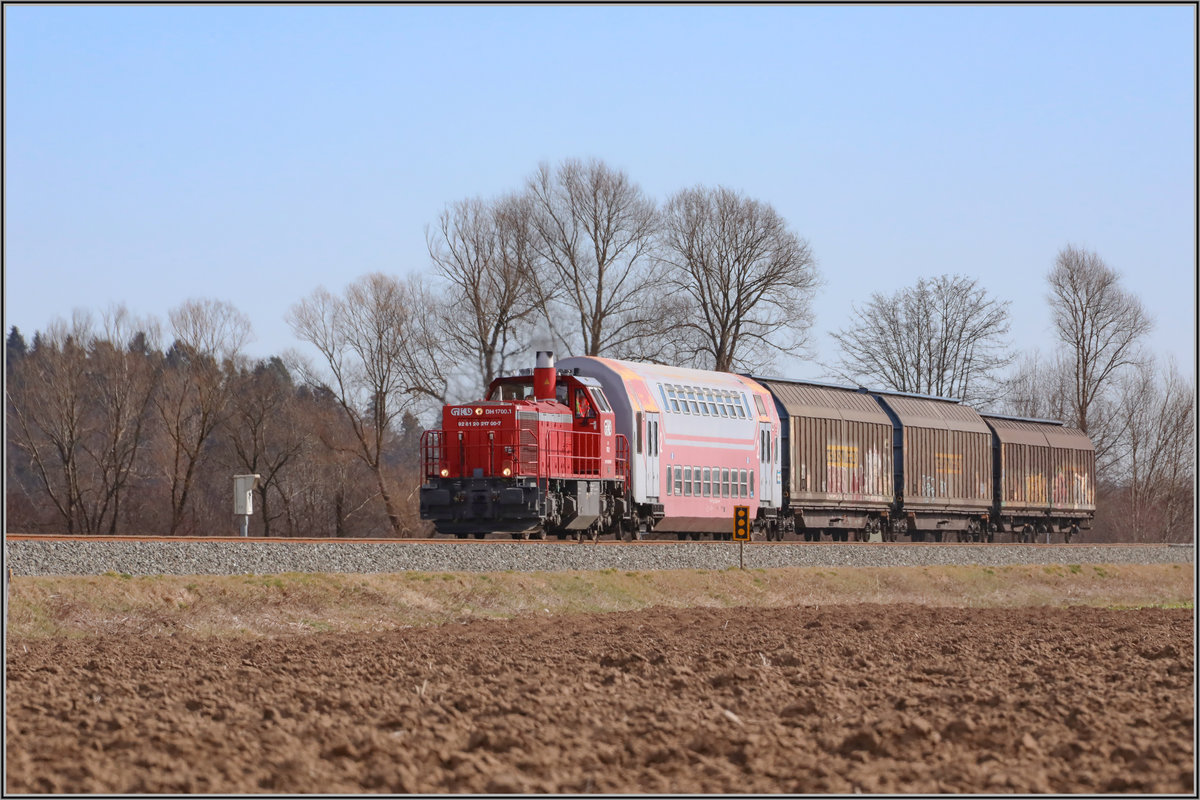 Die Reihe 1700 hilft immer wieder vor den Doppelstockzügen aus. 
An diesem strahlenden 28.02.2019 donnert Sie mit einem davon und einigen Güterwagen über die Ebene bei Lieboch. 
