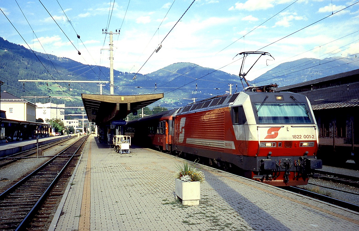 Die Reihe 1822 wurde ursprünglich als Zweisystemlokomotive für die Beförderung schwerer Güterzüge über den Brenner beschafft, doch dazu kam es nie. Stattdessen beförderte die fünf Lokomotiven einige Jahre Korridorzüge zwischen Innsbruck und Lienz, zeitweise wurde auch Spittal-Millstättersee erreicht. Hier wartet 1822 001-2 Ende der 1990er Jahre im Bahnhof Lienz auf die Ausfahrt nach Innsbruck.