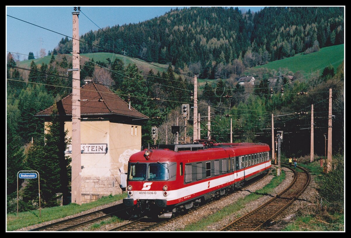Die Reihe 4010 war über Jahrzehnte im gehobenen Reiseverkehr bei den ÖBB im Einsatz. Auch auf der Südbahn waren sie als IC-Züge Wien - Graz und Wien - Villach unterwegs. Im Bild fährt 4010 024 als IC550 am 28.04.2004 durch den Bahnhof Breitenstein. Wegen Bauarbeiten fuhr der Zug ausnahmsweise am Mittelgleis.