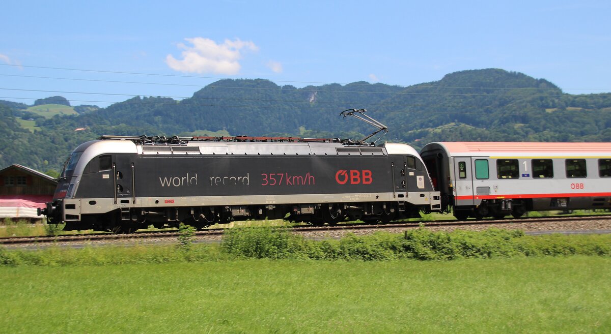 Die Rekordlok der ÖBB 1216 025 vor einem Eurocity in Richtung München am 10.07.2021