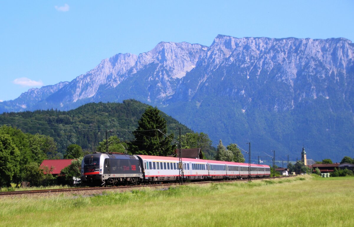 Die Rekordlok der Öbb auf der Inntalbahn in Richtung Rosenheim am 16.06.2021