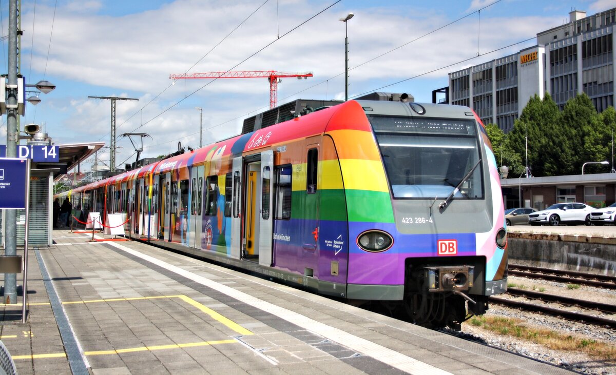 Die relativ frisch neufoliere Br 423 286 (Azubi-Folierung)(Pride Farbgebung mit Aufschrift: “#MitEuchUnterwegs”) in München Ost beim Tag der Berufswelt der S-Bahn München am 01.07.2023.