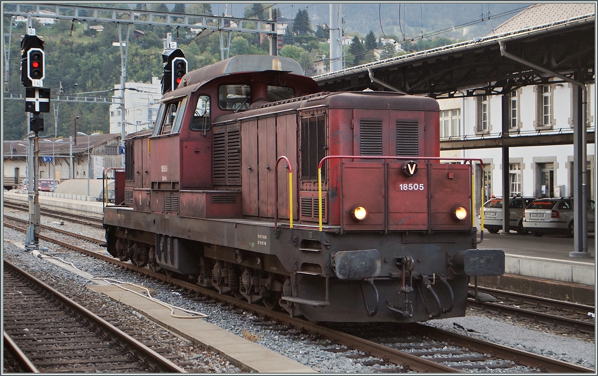 Die relativ grosse Bm 6/6 18505 besorgt am 15. Sept. 2014 den Rangierdienst in Brig.
