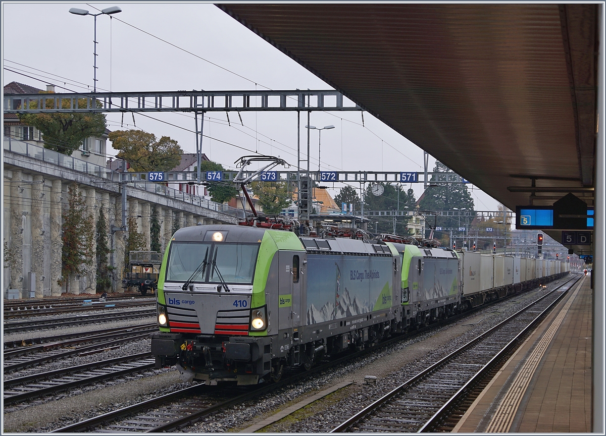 Die relativ kleine Aussparung beim Treppenaufgang zur Bahnsteigüberführung in Spiez liess mir keine allzugrosen Möglichkeiten zur Bildgestaltung; trotzdem fand ich den etwas erhöhten Blick  auf die beiden BLS Re 475, mit der Spitzenloks Re 475 010, und ihrem langen Güterzug doch ein Bild wert.
9. Nov. 2017