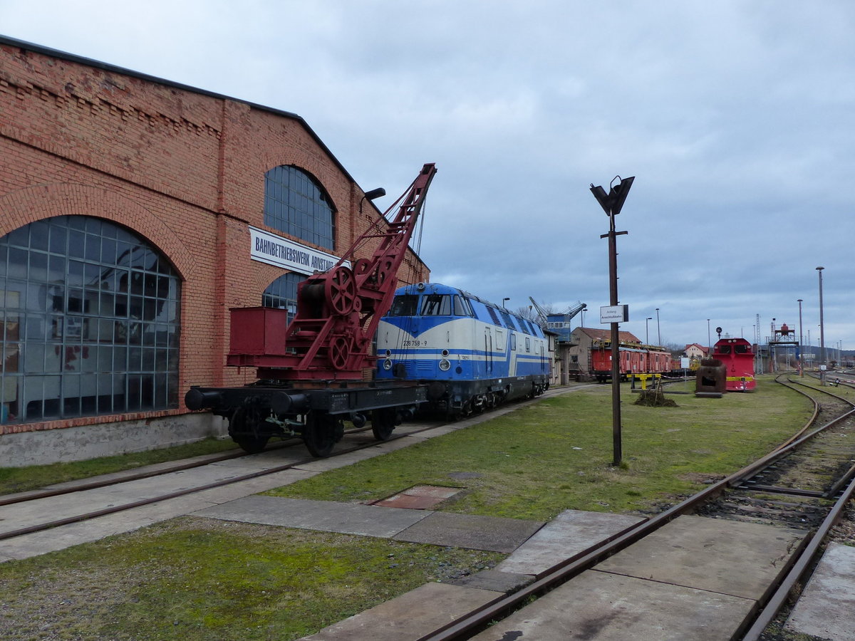 Die Rennsteigbahn 228 758-9 hat im Bw Arnstadt hist. als Ersatzteilspenderin ihren Platz eingenommen; 03.02.2018
