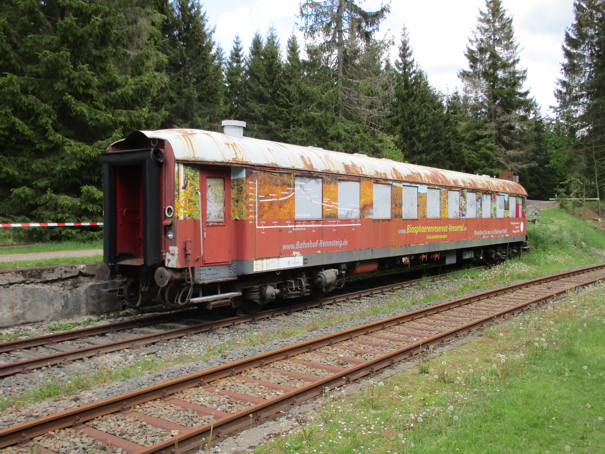 Die Rennsteigbahn stellt im Bahnhof Rennsteig einige ihrer Wagen ab.So auch dieses Exemplar das ich,am 27.Mai 2020,fotografierte.