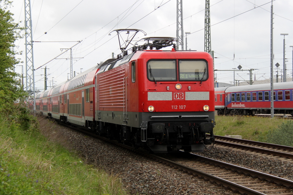 Die Renntrabbi-Lady 112 107-8 mit RE 4310(Rostock-Hamburg)bei der Ausfahrt im Rostocker Hbf.15.05.2015