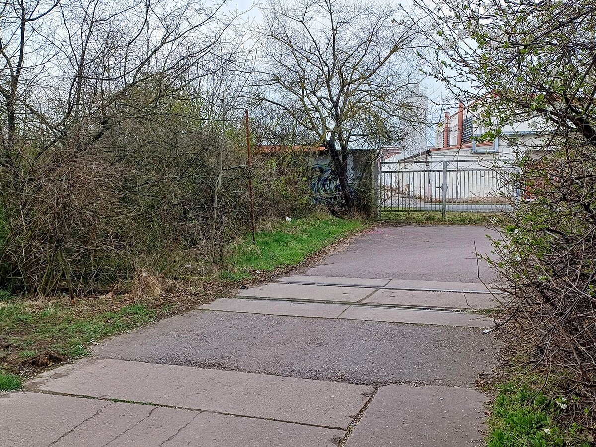 Die Reste vom Bahnbergang am Mittelhuser Tonweg in Erfurt, am 21.03.2024. Das Gleis fhrte frher von Erfurt Nord bis zur Tongrube am Roten Berg.