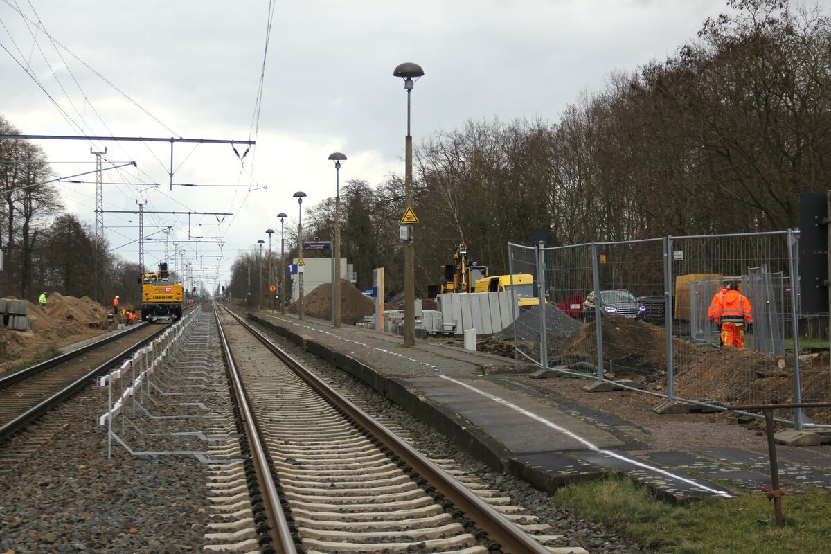 Die Reste des Bahnsteigs 1 in Mühlanger (ehemals Prühlitz) am 15. März 2023. Während Bahnsteig 2 schon abgerissen wurde, um Platz für einen Neubau zu machen, halten alle planmäßig verkehrenden Regionalbahnen an Bahnsteig 1. Das Foto ist vom Bahnübergang entstanden, der mittlerweile durch einen Neubau ersetzt wird.