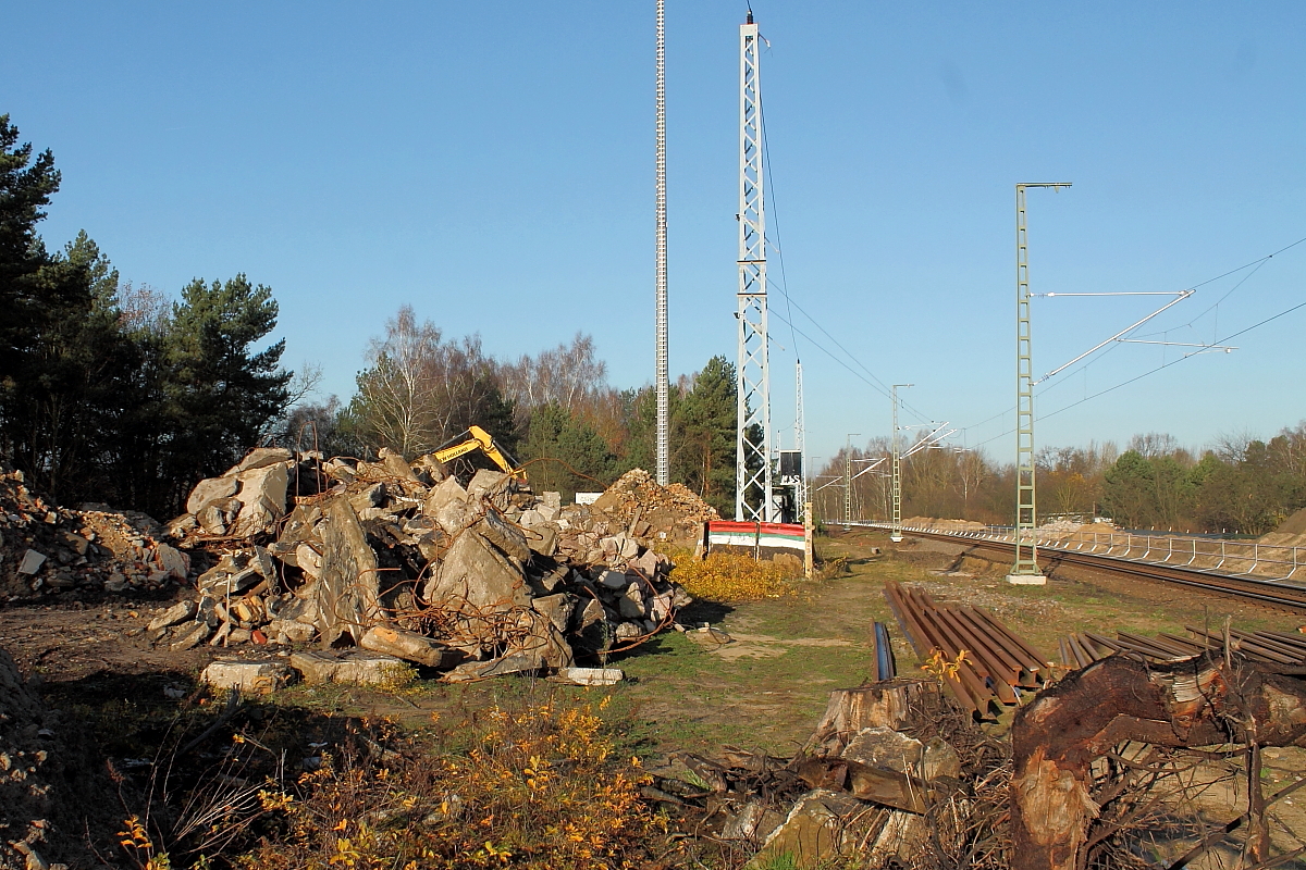 Die Reste des ehemaligen Bahnhofs Fichtengrund am 29.11.2017.
Das EG, die Bahnsteigkanten, der Fußgängertunnel und die Überholgleise sind bereits zurückgebaut.
