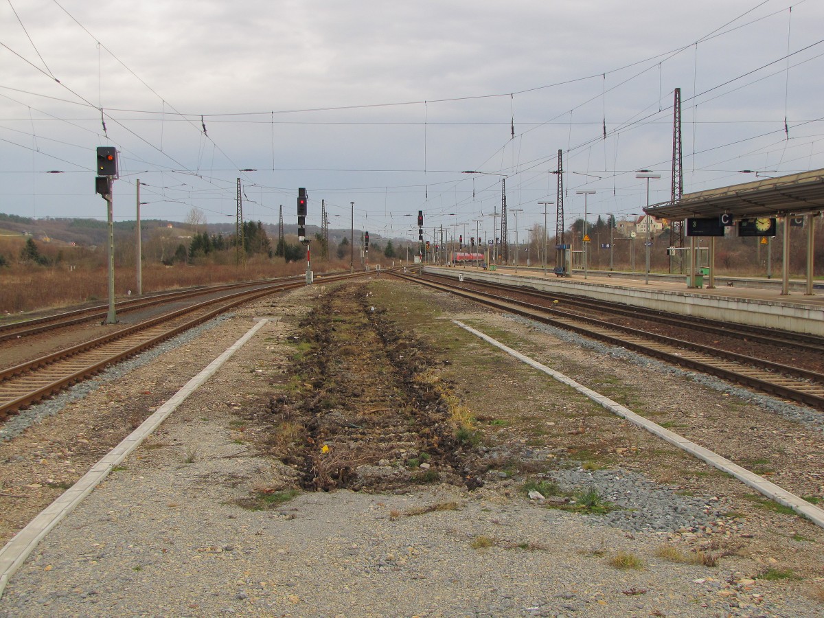 Die Reste vom frheren Bahnsteig 6, am 25.12.2013 in Naumburg Hbf. Vom jetzigen Bahnsteig 4 und 5 aus fotografiert.