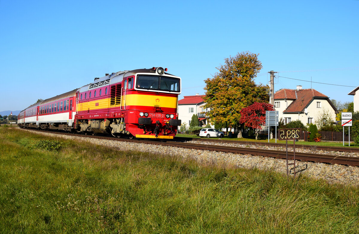 Die retro-lackierte 754 036-er Taucherbrille mit dem Eilzug R953 aus Vrútky (Ruttek) nach Zvolen (Altsohl) bei der Durchfahrt in Jazernica.
09.10.2021.