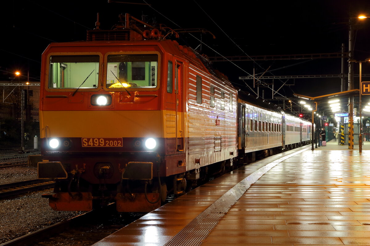 Die Retro S499 2002 am Bahnhof Plzen hlavni nadrazi am morgen des 31.10.2023 machte sie sich mit dem R 664 bereit, die Reise nach Budweis anzutreten. 