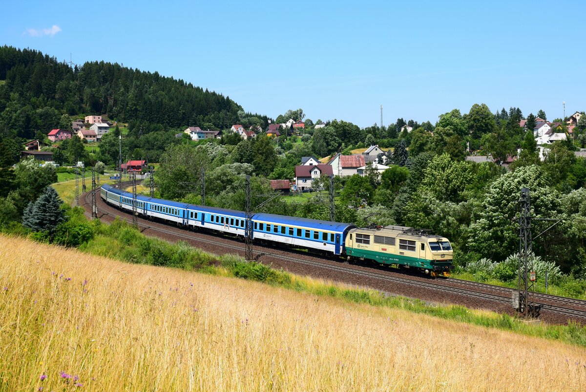 Die retrolackierte 151 023 ist mit dem Zug EC141  Ostravan  aus Praha nach Žilina kurz vor der tschechisch-slowakischen Grenze bei Mosty u Jablunková.
15.07.2023.