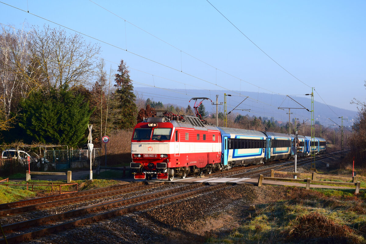 Die retrolackierte 350 002  Gorilla  mit dem EC 130  Báthory  aus Budapest-Nyugati nach Terespol kurz vor Nagymaros. 
18.12.2022.