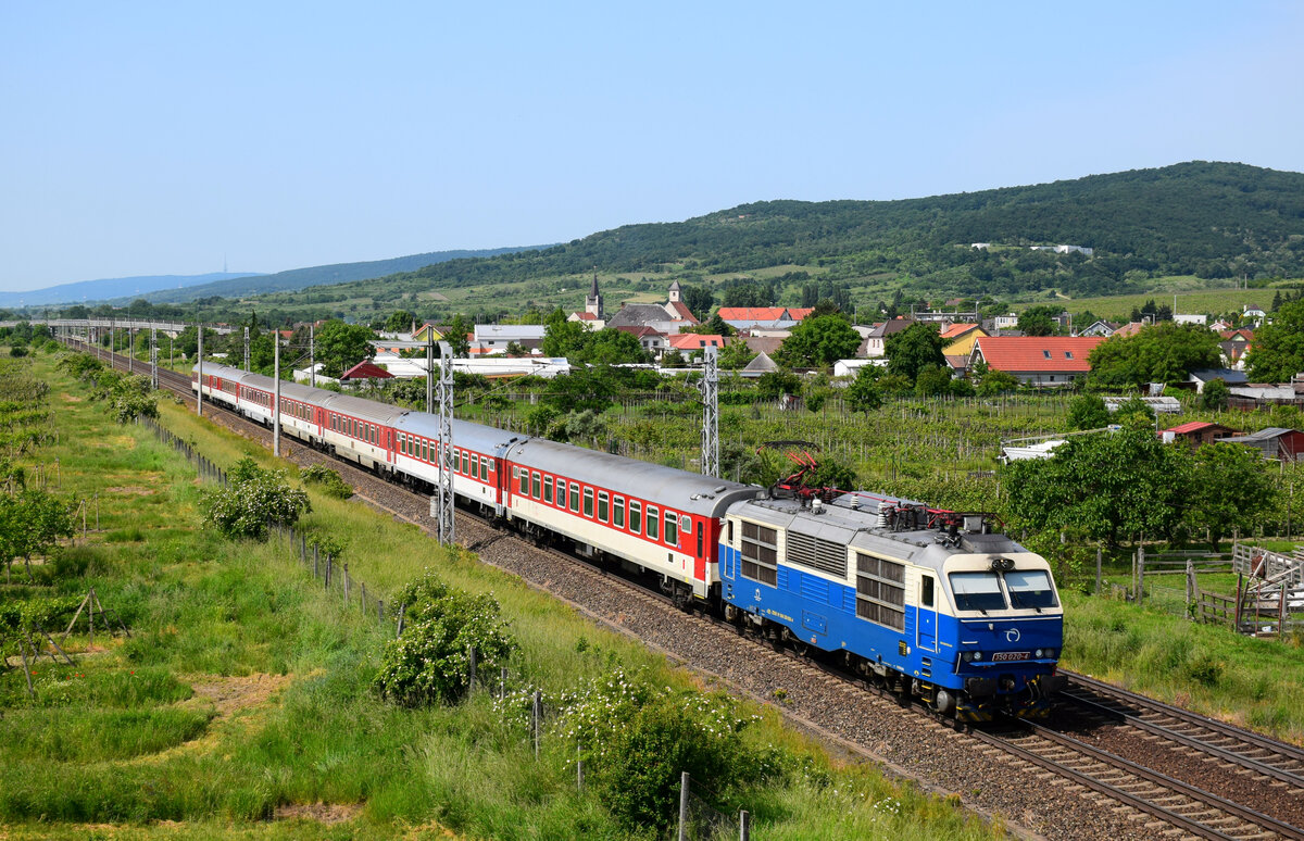 Die retrolackierte 350 020 mit dem R705 von Bratislava Hlavná Stanica (Pozsony Főpályaudvar) nach Žilina (Zsolna) kurz vor Pezinok (Bazin).
29.05.2023.