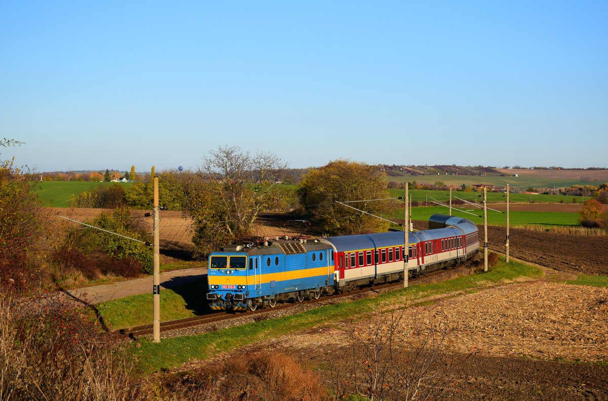 Die retrolackierte 362 020 mit dem Eilzug R812  Gemeran  zwischen Podhájska und Radava. Obwohl es schon November ist, das Wetter ist immer noch wunderschön.
06.11.2021. 