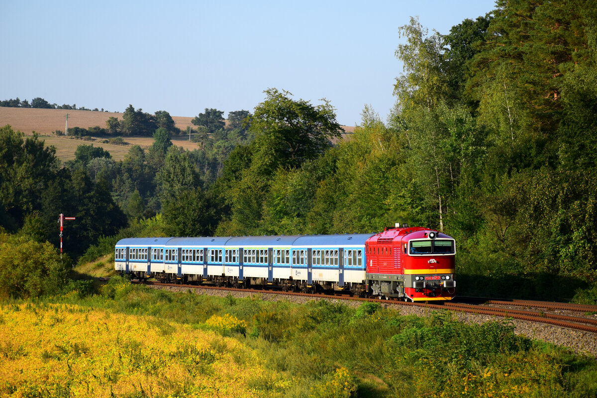 Die retrolackierte 754 067 Taucherbrille mit dem Eilzug SP 1773 von Brno nach Bojkovice verlässt den Bahnhof Nemotice (Nemotitz). 25.08.2022.