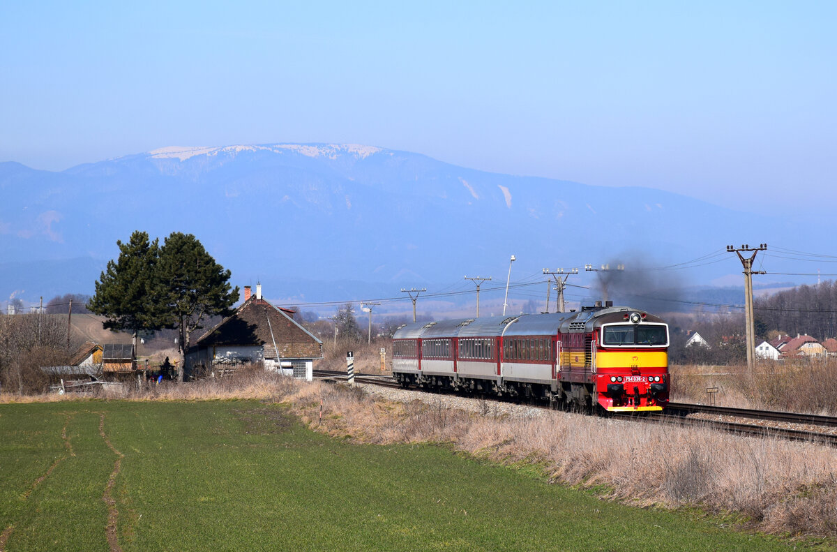 Die retrolackierte Taucherbrille 754 036 ist unterwegs von Vrútky (Rutteck) nach Zvolen (Altsohl) mit dem R937  FATRAN  bei Dolná Štubňa.
04.03.2023.