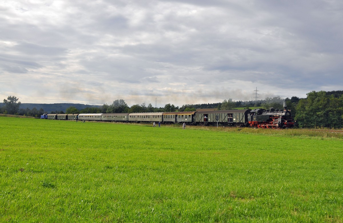 Die Reutlinger Zahnrad Dampflok 97 501 die dem Verein(Freunder der Zahradbahn Honau-Lichtenstein ZHL)geh�rt f�hrt den Sonderzug auf der Schw�b.Waldbahn nach Welzheim.Das Bild entstand bei dem kleinen Ort Miedelsbach am 8.9.2013.Am Zugschlu� l�uft eine V 60 der ESG mit um ein Umsetzen der Dampflok in Welzheim zu vermeiden.