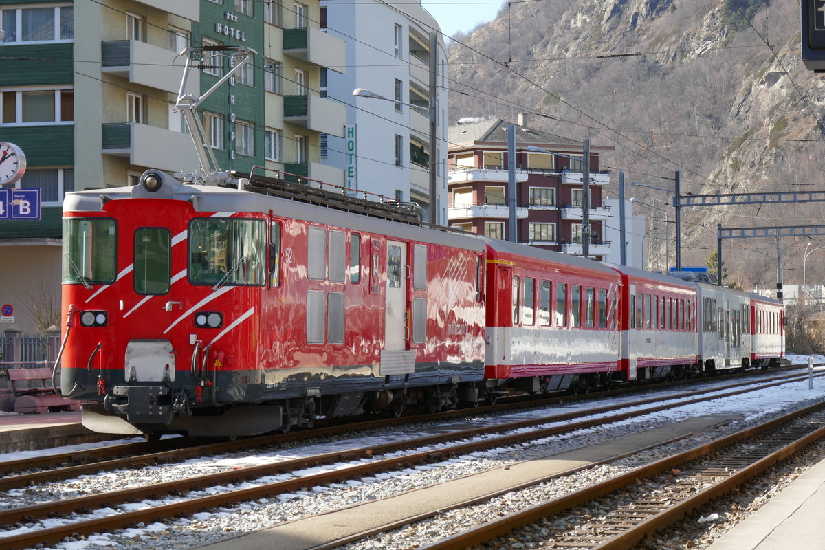 Die REVIDIERTE Deh 4/4 52 mit ihrem Pendel am warten auf die Abfahrtszeit in Brig am 29.1.17.