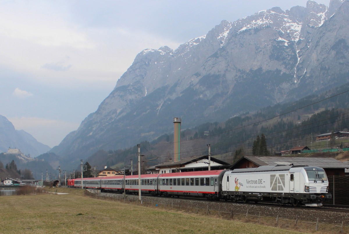 Die REX 200-Garnituren werden immer gerne für Probe- und Messfahrten am Wochenende herangezogen, auch diesesmal für die Bestellung 16591. Üblicherweise wird eine Garnitur aus Sankt Valentin verwendet, 9 Wagen, bei dieser Messfahrt wurde jedoch auf eine Garnitur in Amstetten zurückgegriffen. Hier zum Sehen ist der SPROB 95914, von Amstetten (Ams) über Linz (Lz), Salzburg Gnigl (Sr) und Schwarzach-St. Veit (Swa) nach Villach Hauptbahnhof (Vb). Der Zug wurde aus Siemens-Diesel-Vectron 247 901, einer 5-teiligen Eurofirmagarnitur sowie am Zugschluss der 1116 036 gebildet, aufgenommen kurz nach der Haltestelle Pfarrwerfen; am 15.03.2014