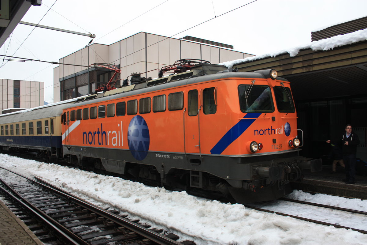 Die Rh 1042 579 der Northrail steht mit Ihrem Sonderzug am 03.01.2015 im Bahnhof Kufstein.