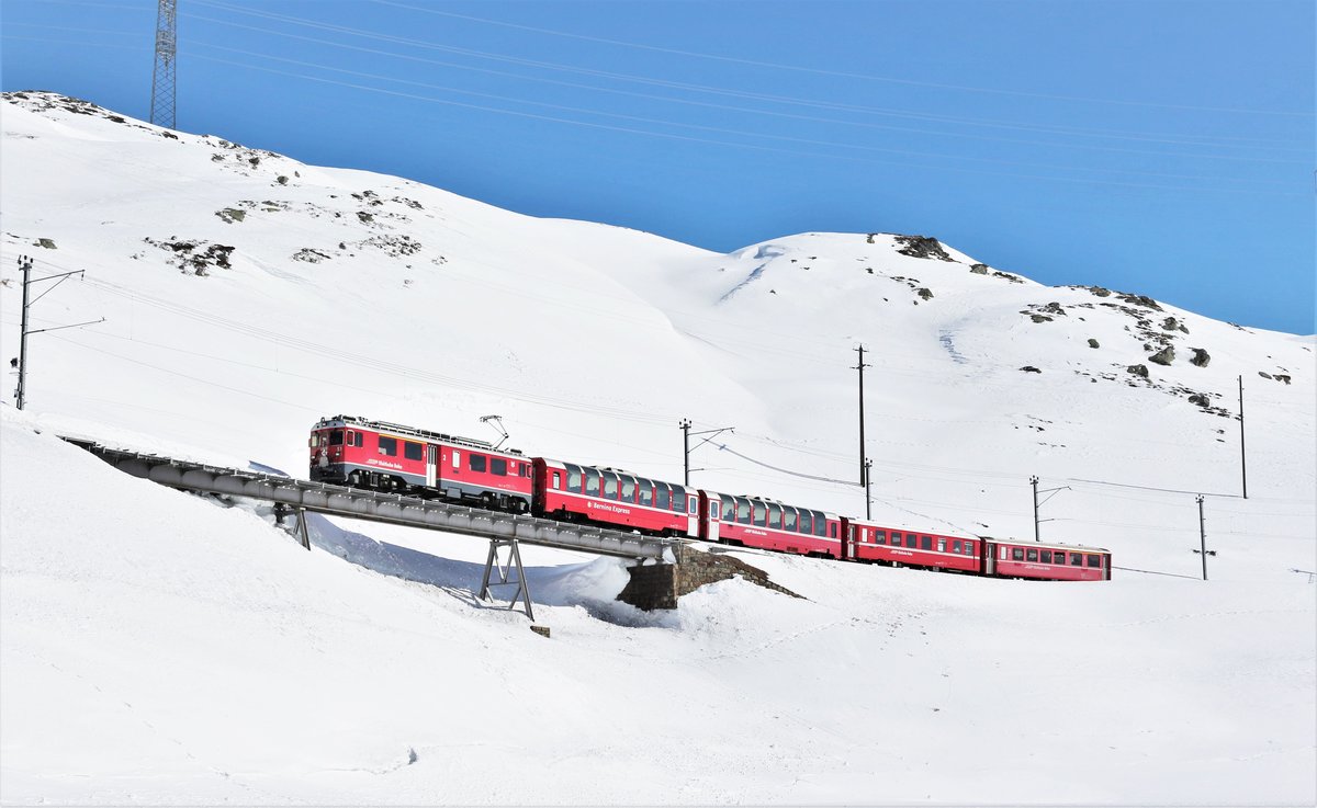 Die RhB ABe 4/4 III Nr. 51  Poschiavo  durchquert am 21. Februar 2018 mit dem Regio 1625 von St. Moritz - Tirano zwischen Ospizio Bernina und Alp Grüm die 46 Meter lange  Westernbrücke .