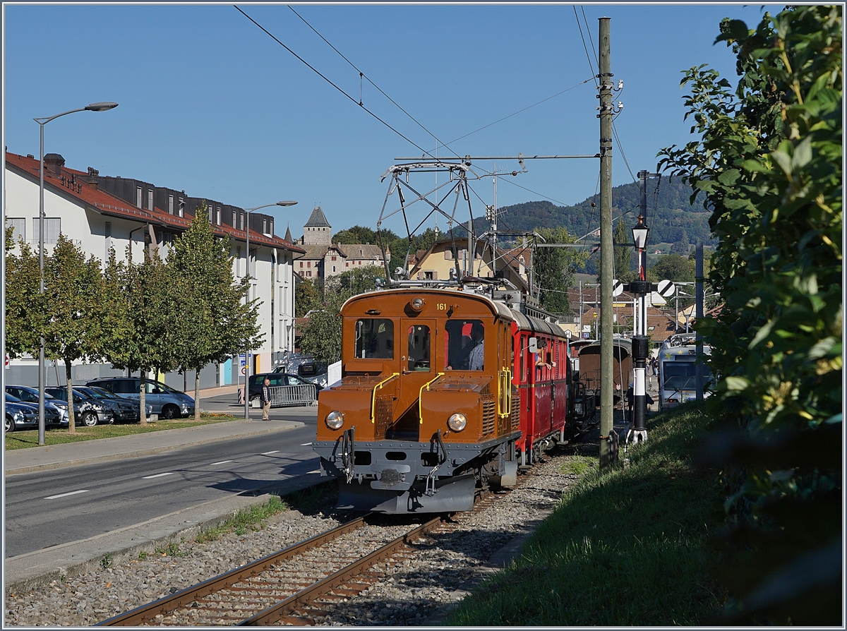 Die RhB Bernina Bahn Ge 2/2 161 und der Blonay Chamby Bahn Bernina ABe 4/4 I 35 rangieren anlässlich des 50 Jahre Jubiläums der Blonay Chamby Bahn in Blonay, um ihren Gmp nach Chamby zusammen zu stellen. 

9. Sept. 2018