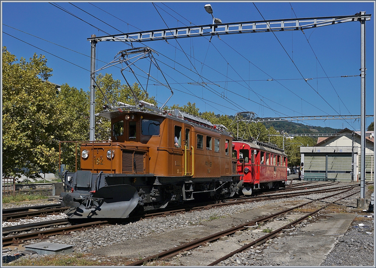 Die RhB Bernina Bahn Ge 4/4 N° 182 und der RhB Bernina Bahn Triebwagen ABe 4/4 I N° 35 rangieren in Vevey anlässlich der Blonay-Chamby Bernina Bahn Festivals. 

9. September 2018