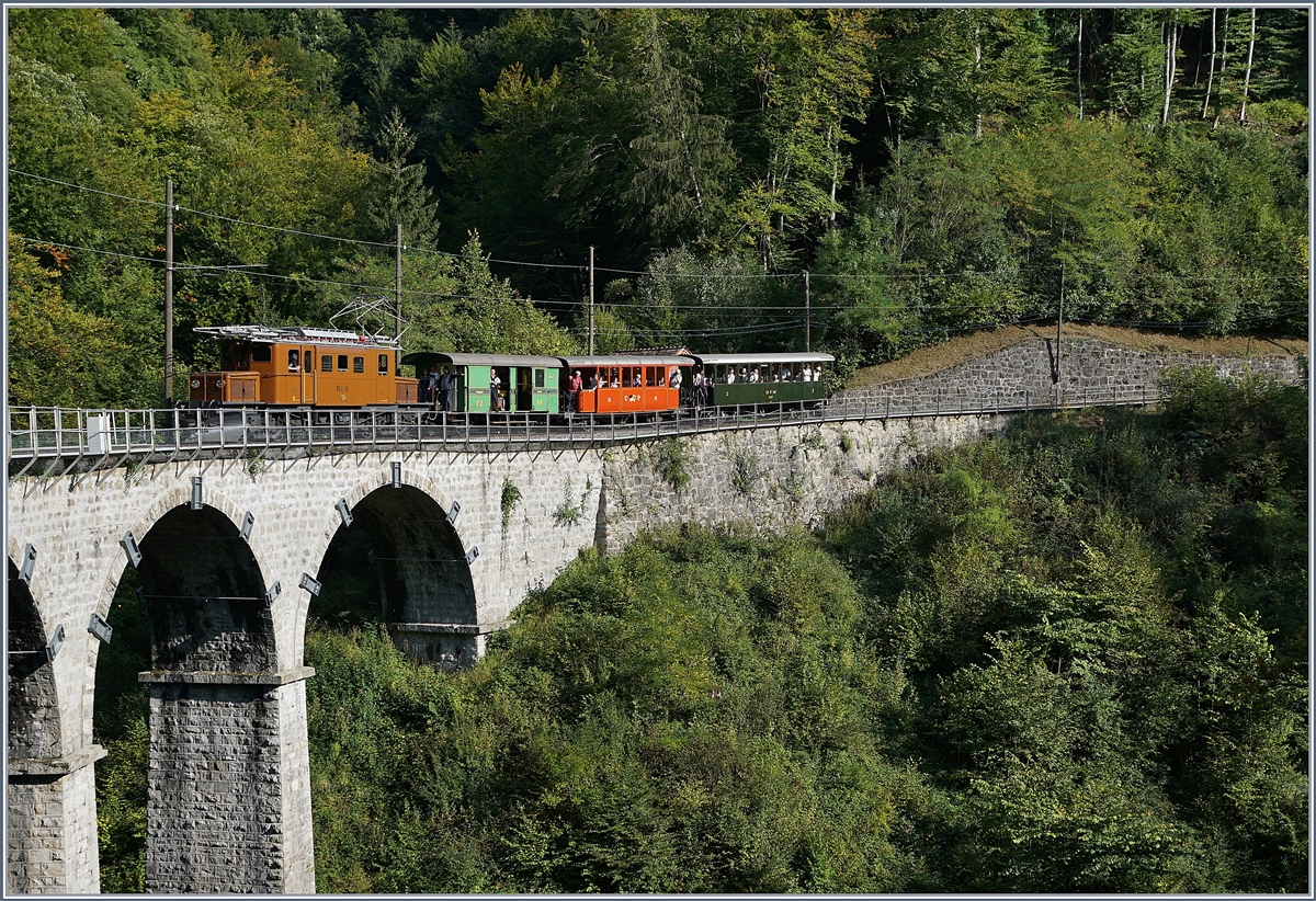 Die RhB Bernina Bahn Ge 4/4 81 ist aus ihrem  Urlaub  zurück, die ebenso faszinierende Ge 4/4 182 der Bernina Bahn hingegen ist in ihrer Heimat geblieben, und konnte nur während des  Mega Bernina Bahn Festivals  auf der Blonay-Chamby Bahn (sowie der TPF, CEV und MOB) bewundert werden. 
Im Bild die Ge 4/4 182 mit einem bunten Zug aus GFM Wagen auf dem Baye de Clarnes Viadukt. 
Doch für  Bernina Bahn Stimmung  am Saisonabschlusswochenende wird nicht nur die Ge 4/4 81 sorgen, sondern auch die Bernina Dampfschleuder Xrotd wird unter Dampf gesetzt ihr grosses Rad drehen. 

15. Sept. 2018