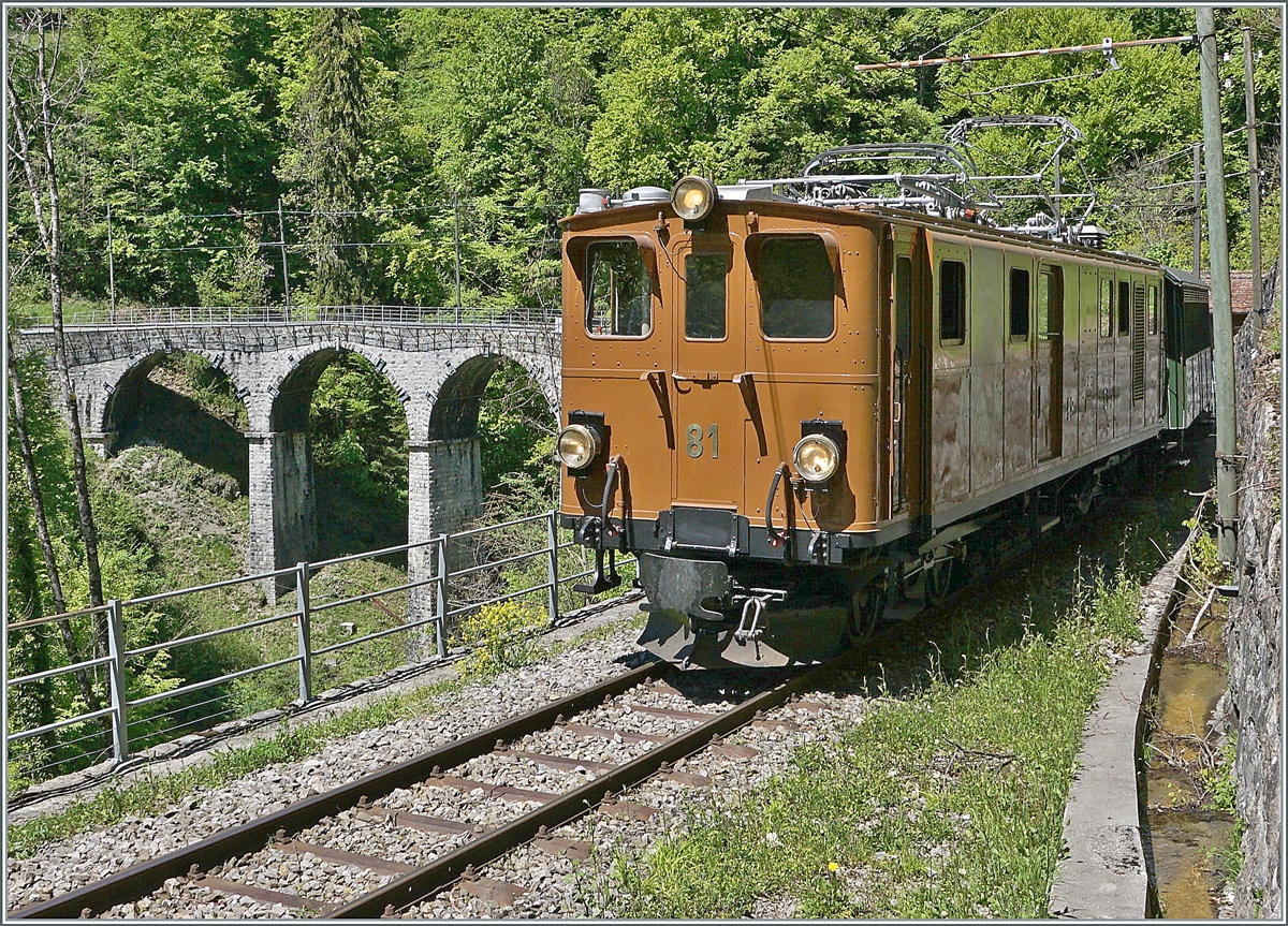 Die RhB Bernina Bahn Ge 4/4 81 der Blonay-Chamby Bahn hat den Baye de Clarens Viadukt verlassen und nimmt nun bei Vers chez Robert die Steigung nach Chamby in Angriff.

23. Mai 2021