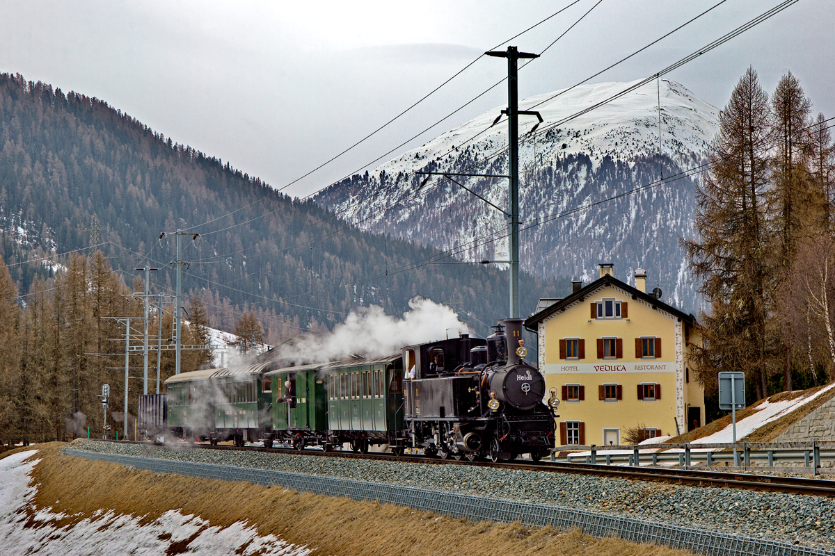 Die RhB Dampflokomotive G 3/4 11 Heidi dampft auf Ihrer Sonderzugsfahrt mit den Helfern Lok 11 Club 1889 in Cinous-chel bergwärts vorüber.Bild vom 2.4.2016