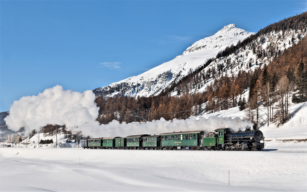 Die RhB G 4/5 108  Engiadina  ist mit dem Engadin Winterdampfzug kurz vor Bever.Bild 4.2.2018